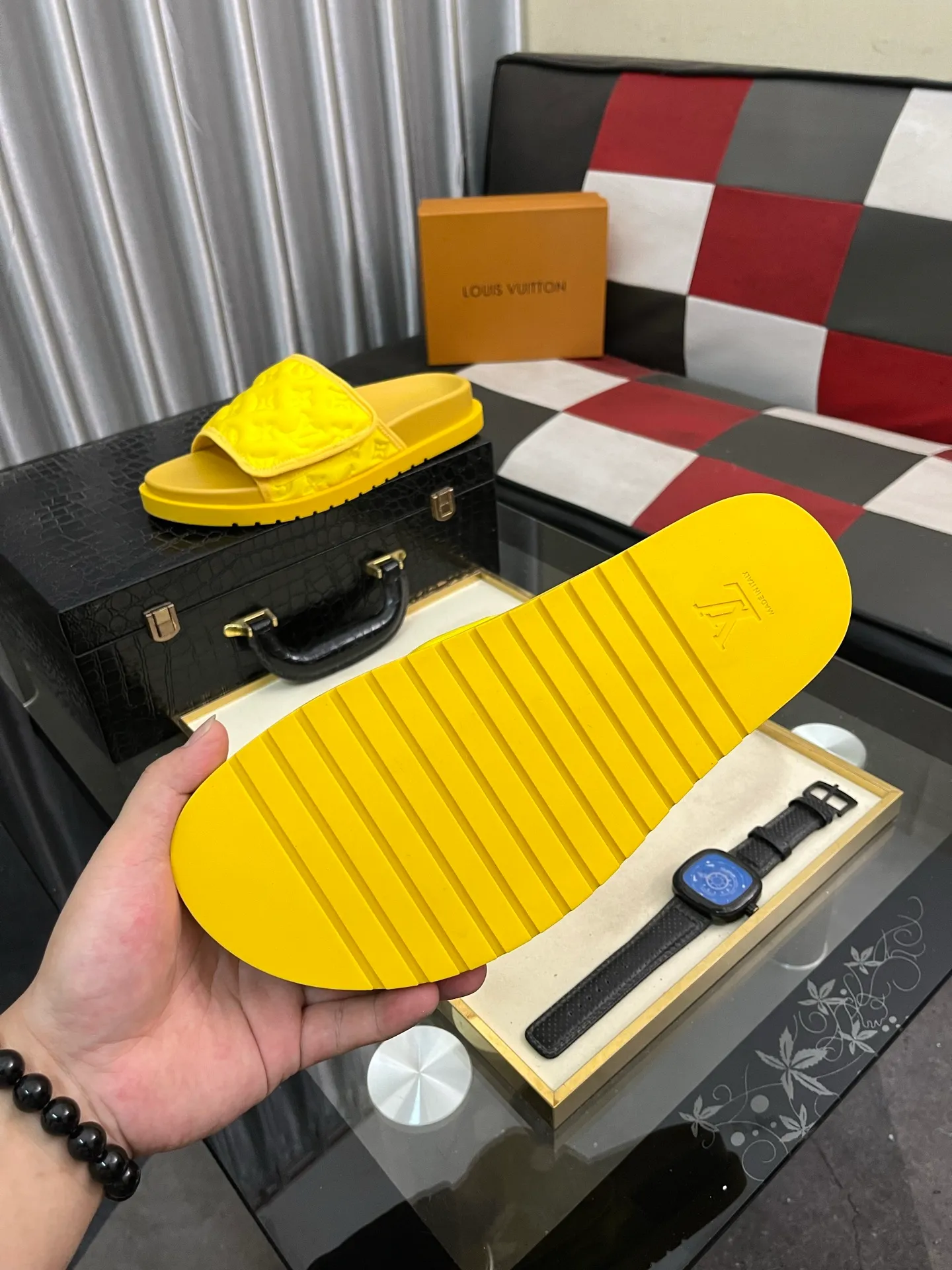 Men's men's shoes💰320⌚️⌚️[Louis Vuitton LV slippers] (high-end cowhide) counter 1:1 fashion style summer must-have! The designer used LV’s iconic outsole. The original simple slippers instantly become fashionable! The upper is made of flexible special cowhide leather straps alternately, and the workmanship is exquisite! A must-have for stylish men in summer, size 38-44